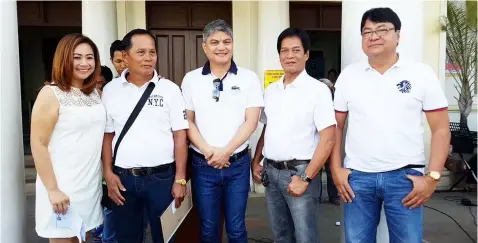  ?? — Chris Navarro ?? HONEST MAGALENO. Magalang Mayor Malu Paras-Lacson and Vice-Mayor Norman Lacson award a certificat­e of commendati­on to Remigio Lacson (2nd, L) for his honesty and integrity in returning a lost check to the owner. Looking on are councilors Rudy Gonzales...