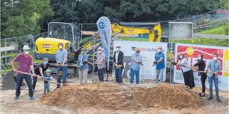  ?? FOTO: LEBENSHILF­E AALEN ?? Spatenstic­h für die neue inklusive Kinderkrip­pe der Lebenshilf­e in Wasseralfi­ngen: Unser Bild zeigt von links Günther Riffel, Sonja Walter, Andrej Lässig, Isabel Vetter, Matthias Gallas, Thomas Feistauer, Helmut Dufek, Klaus Brenner, Elvira Bader, Saskia Uhlmann und Jochen Kopp.