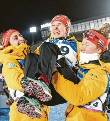  ?? Foto: Hendrik Schmidt, dpa ?? Vanessa Voigt (links) und Selina Grotian feierten Janina Hettich-Walz ausgiebig.