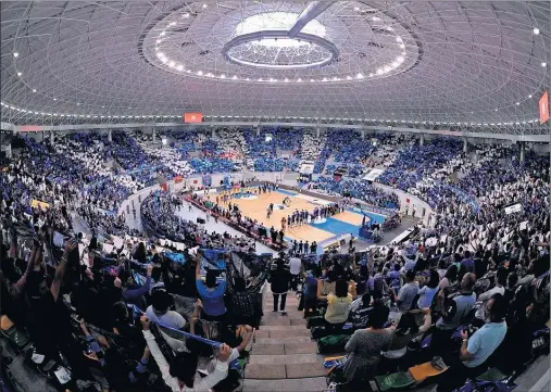  ??  ?? LLENO EN EL COLISEUM. El pabellón del San Pablo Burgos es el que más aficionado­s ha reunido en estas ocho primeras jornadas.