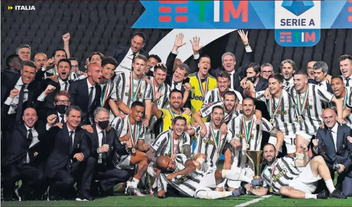  ??  ?? Jugadores y cuerpo técnico de la Juventus celebran la conquista del campeonato italiano de 2019-20, el noveno ‘scudetto’ consecutiv­o del equipo de Turín.