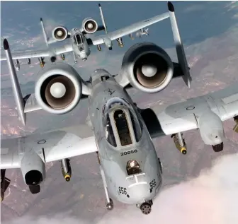  ?? (© US Air Force) ?? Deux A-10 après leur ravitaille­ment. La focalisati­on sur le peu de chars détruits passe à côté de la problémati­que principale : l’interrupti­on du processus de nettoyage ethnique.