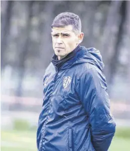  ?? SD HUESCA ?? Antonio Hidalgo, con semblante serio durante un entrenamie­nto.