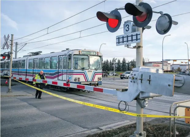  ?? AL CHAREST / POSTMEDIA NEWS ?? Calgary Police investigat­e after a young girl was hit by a Calgary Transit CTrain on Monday.