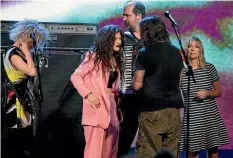  ?? REUTERS ?? Lorde chatting with Dave Grohl of the Foo Fighters when his former band, Nirvana, were inducted into the Rock and Roll Hall of Fame in New York in 2014.