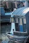  ??  ?? 刘亦菲、陈晓合演的新剧《梦华录》路透曝光，照片中的两人在船上拥­吻，画面唯美。