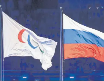  ?? FOTO: DPA ?? Die Fahnen des Internatio­nalen Paralympis­chen Komitees (li.) und Russlands.