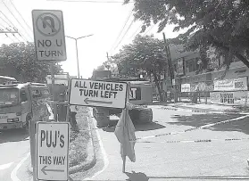  ?? / ALLAN DEFENSOR ?? ■ WAPAAGII: Mga sakyanan nga padung sa downtown sa Siyudad sa Sugbo wa na pasudla ning mao nga bahin sa N. Bacalso avenue sa Brgy. Mambaling kay sugdan nag trabaho ang underpass.