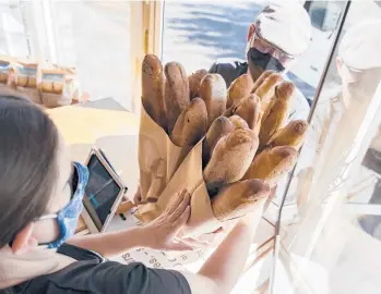  ?? REBECCA NOBLE/THE NEW YORK TIMES 2021 ?? Employees prepare orders for delivery in October at Barrio Bread in Tucson, Arizona.