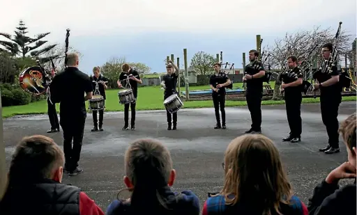  ?? JANE MATTHEWS/ STUFF ?? The Foundation New Zealand Youth Pipe Band performed to
Ha¯ wera Christian School last week.