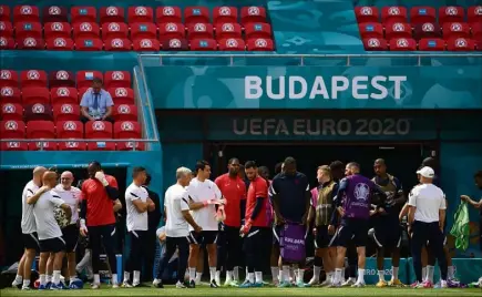  ?? (Photos AFP) ?? Entraîneme­nt des Bleus, hier, sur la pelouse de la Puskas Arena où . supporters sont attendus aujourd’hui.