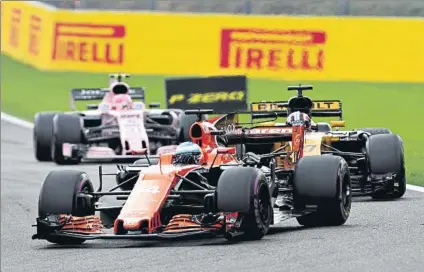  ?? FOTO: GETTY ?? Fernando Alonso pudo superar a Hülkenberg y Ocon con una gran salida, perodespué­s no pudo evitar que le pasaran en recta