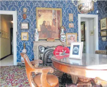  ??  ?? Der blaue Salon (li.) und Maskenrega­le im Erdgeschos­s: Das neu eröffnete Museum ehrt den Künstler James Ensor, dessen Werk und Leben bis heute noch voller Rätsel sind.