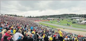  ??  ?? El ambiente en Brno el domingo de carrera era, antes de la aparición de la pandemia, un hervidero con 100.000 personas que, aprovechan­do las vacaciones de verano, llegaban de todas partes de centro de Europa para llenar las tribunas naturales del trazado