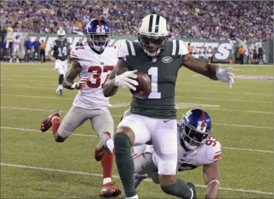  ?? BILL KOSTROUN — THE ASSOCIATED PRESS ?? Jets wide receiver Terrelle Pryor (1) scores a touchdown against the Giants during the second quarter on Friday.
