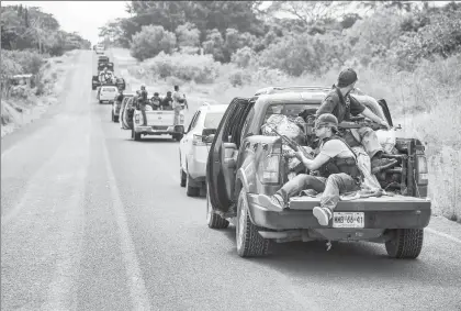  ??  ?? Grupos de autodefens­as comandados en su mayoría por El Americano túnez, Michoacán, el 10 de enero de 2014 ■ Foto Ignacio Juárez
