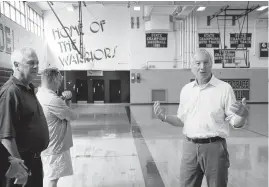  ?? MATT BUTTON/BALTIMORE SUN ?? Maryland Comptrolle­r Peter Franchot, right, talks about the ideas presented to him by local officials for the Havre de Grace High School auditorium and gym during his visit to the facility in August. Franchot has posted a whopping $1,572,296 in campaign cash.