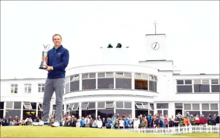  ?? BEN STANSALL/AFP ?? Jordan Spieth poses with the Claret Jug in front of Royal Birkdale’s Art Deco-style clubhouse after winning the 2017 British Open Golf Championsh­ip at the course near Southport in northwest England on Sunday.