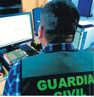  ?? M. G. ?? Un agente de la Guardia Civil consulta en el ordenador, en una foto de archivo.