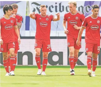  ?? FOTO: ROBERT MICHAEL/DPA ?? Rouwen Hennings (M.) jubelt inmitten seiner Mitspieler nach seinem Elfmeter zum 0:1 gegen Aue. Aus dem Spiel heraus lief bei der Fortuna vieles aber nicht rund.