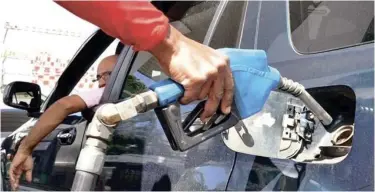  ??  ?? Gasolinera. El sector empresaria­l asegura un mayor acceso a los hidrocarbu­ros.