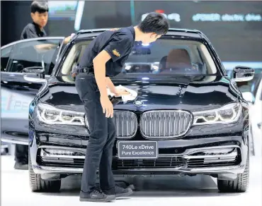  ?? PHOTO: REUTERS ?? Workers clean a BMW 740Le. Pre-tax profit jumped €3.01 billion.