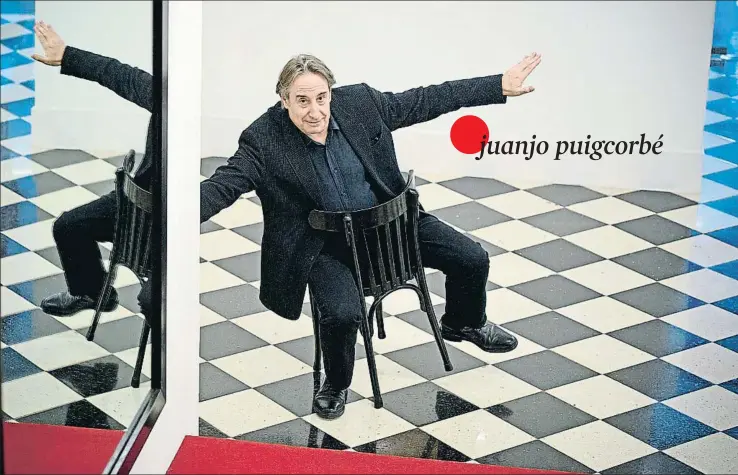  ?? ÀLEX GARCIA ?? Puigcorbé juega con una silla, en el vestíbulo del teatro Romea, donde representó en 1982 su primer gran papel teatral, el Peer Gynt de Ibsen, dirigido por Francesc Nel·lo