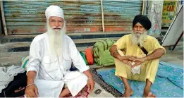  ??  ?? Jasmeer Singh and Harbans Singh from Punjab, who had walked from Bidar to Secunderab­ad, where they plan to stay till June 1.