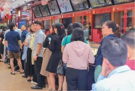  ?? VNA/VNS Photo ?? Customers queue to buy gold at a jewelry store in Hà Nội on May 10, 2024.