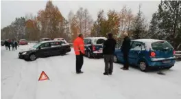  ?? FOTO: KJETIL NYGAARD ?? Det var fullstendi­g kaos i Heptekjerr­veien mandag morgen. Folk parkerte bilene sine og sendte barna til fots til skolen mens de selv ventet på at veien ble strødd.