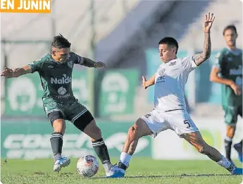  ??  ?? CHECHO QUIROGA DISPUTA LA PELOTA CON FEDERICO NAVARRO.