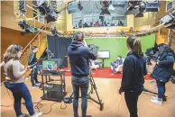  ??  ?? Estudiante­s de Comunicaci­ón realizan prácticas en un set de televisión en la UCAM.