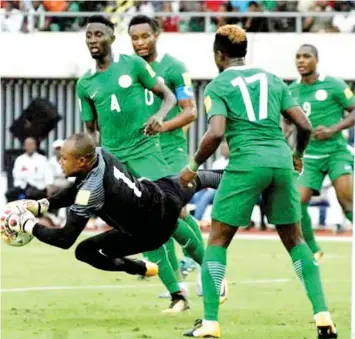  ??  ?? Goalkeeper Ezinwa on duty for the senior national team during the World Cup qualifier. Shorunmu is commending his performanc­e at the on-going CHAN competitio­n in Morocco
