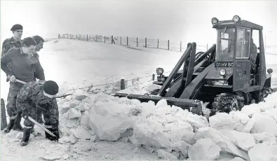  ??  ?? Members of the 1st Battalion, Royal Regiment of Wales clearing snow at Ogmore-by-Sea on January 14, 1982