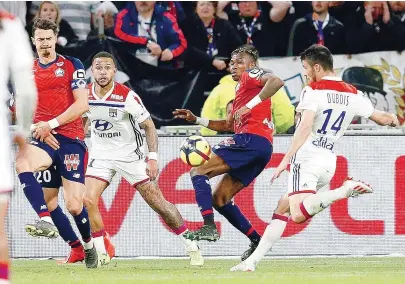  ??  ?? Dubois remata para o golo do Lyon que impediu o Lille de sair com a Champions garantida