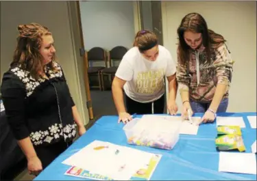  ?? TAWANA ROBERTS — THE NEWS-HERALD ?? Wickliffe Middle School eighth graders Nicolette Calandra and Giovanna Farmer participat­ed in a therapeuti­c art activity led by Crossroads on Nov. 2