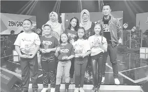  ??  ?? WAKIL SARAWAK: Fatimah merakam kenangan bersama Syayid Afi (kiri) Nor Mohamed (dua kiri) dan Puteri (tengah) serta finalis lain yang menyertai Pertanding­an Bintang Kecil Peringkat Zon Sarawak 2018 di Kuching, malam kelmarin.