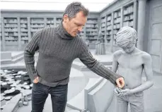 ??  ?? Der belgische Künstler Hans Op de Beeck präsentier­t in Düsseldorf seine skulptural­en Installati­on „Das Haus des Sammlers“.