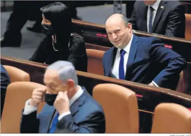  ?? ABIR SULTAN / EFE ?? El ya ex primer ministro, Benjamin Netanyahu (izq.), y su sucesor, Naftali Benet, durante la votación en el Parlamento.