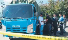  ??  ?? ESCENA. El trágico accidente ocurrió en el municipio de Villanueva. La Policía capturó al conductor del camión.