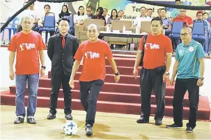  ??  ?? RASMI: Gerald (tiga kiri) bersedia merasmikan kejohanan futsal.