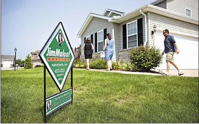  ?? Bloomberg News/DANIEL ACKER ?? Homebuyers and a Realtor look at a house Sunday in Dunlap, Ill. Sales of previously owned homes dropped for a fourth month in July to the weakest in more than two years, the National Associatio­n of Realtors said Wednesday.