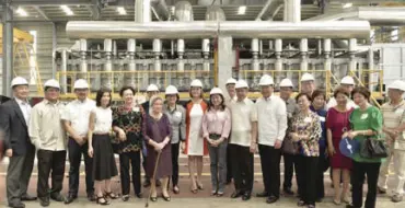  ??  ?? Davao City Mayor Sara Duterte-Carpio (center), former DTI Secretary Greg Domingo (sixth from right), Yao family matriarch, Pilar Yao (sixth from left) and former PhilEXIM president, Ermilando Napa, led the inaugurati­on of SteelAsia’s Davao mill in 2014.