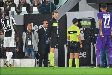  ??  ?? Pendant que l’arbitre de Juve-Fiorentina consulte la vidéo, les joueurs (Matuidi et Théréau) et le public patientent.
