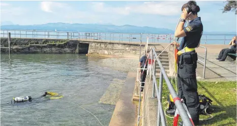  ?? FOTOS: JULE ?? An der Leine: Der Polizist am Ufer ist der Fixpunkt, den der Taucher im Halbkreis umschwimmt. Über Funk kommunizie­ren sie miteinande­r.