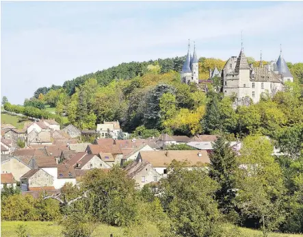  ?? CAMERON HEWITT ?? The medieval Chateau de la Rochepot rises above its village in the heart of Burgundy’s wine country.