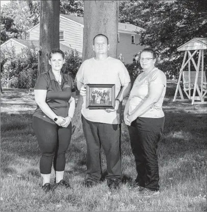  ?? BRYAN ANSELM/THE NEW YORK TIMES PHOTOS ?? Siblings Elizabeth Fusco, left, Joe Fusco, and Maria Reid, on June 9 at Joe Fusco’s home. Five family members died from the coronaviru­s.