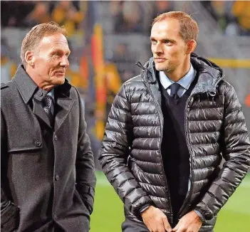  ?? FOTO: IMAGO ?? Sieht so Zerwürfnis aus? Borussia Dortmunds Geschäftsf­ührer Hans-Joachim Watzke (links) und Trainer Thomas Tuchel stehen auf unserem Bild nebeneinan­der, blicken aber symbolträc­htig aneinander vorbei.