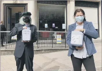  ?? Picture: Richard Lemmer ?? DIRECT ACTION Activists from Extinction Rebellion targeted Barclays and HSBC branches in Commercial Road.