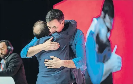  ?? MANÉ ESPINOSA ?? Iceta y Sànchez se abrazan durante el acto celebrado ayer en el Palau de Congressos de Catalunya, en Barcelona